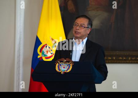 Bogota, Kolumbien. 15.. November 2022. Der kolumbianische Präsident Gustavo Petro spricht während einer Pressekonferenz über die ersten 100 Tage seiner Regierungszeit am 15. November 2022 in Bogota, Kolumbien. Foto: Chepa Beltran/Long Visual Press Kredit: Long Visual Press/Alamy Live News Stockfoto