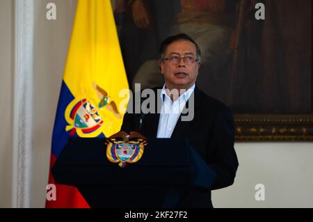 Bogota, Kolumbien. 15.. November 2022. Der kolumbianische Präsident Gustavo Petro spricht während einer Pressekonferenz über die ersten 100 Tage seiner Regierungszeit am 15. November 2022 in Bogota, Kolumbien. Foto: Chepa Beltran/Long Visual Press Kredit: Long Visual Press/Alamy Live News Stockfoto