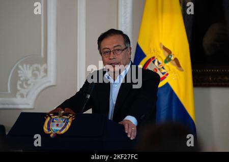 Bogota, Kolumbien. 15.. November 2022. Der kolumbianische Präsident Gustavo Petro spricht während einer Pressekonferenz über die ersten 100 Tage seiner Regierungszeit am 15. November 2022 in Bogota, Kolumbien. Foto: Chepa Beltran/Long Visual Press Kredit: Long Visual Press/Alamy Live News Stockfoto