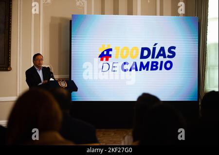 Bogota, Kolumbien. 15.. November 2022. Der kolumbianische Präsident Gustavo Petro spricht während einer Pressekonferenz über die ersten 100 Tage seiner Regierungszeit am 15. November 2022 in Bogota, Kolumbien. Foto: Chepa Beltran/Long Visual Press Kredit: Long Visual Press/Alamy Live News Stockfoto