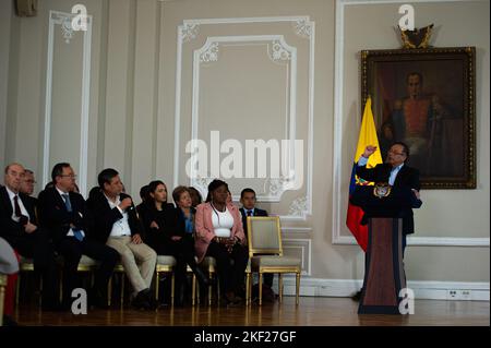 Bogota, Kolumbien. 15.. November 2022. Der kolumbianische Präsident Gustavo Petro spricht während einer Pressekonferenz über die ersten 100 Tage seiner Regierungszeit am 15. November 2022 in Bogota, Kolumbien. Foto: Chepa Beltran/Long Visual Press Kredit: Long Visual Press/Alamy Live News Stockfoto