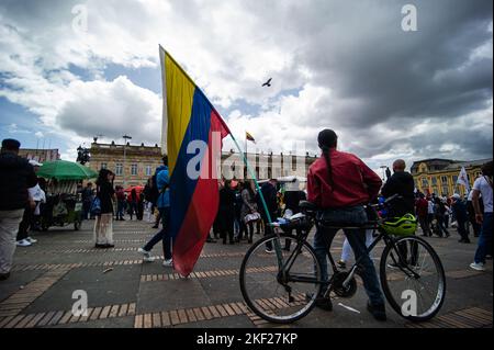 Bogota, Kolumbien. 15.. November 2022. Regierungsnahe Anhänger ziehen am 15. November 2022 in Bogota, Kolumbien, zu den ersten 100 Tagen der amtierten linken Regierung von Gustavo Petro vor. Foto: Chepa Beltran/Long Visual Press Kredit: Long Visual Press/Alamy Live News Stockfoto