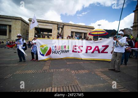 Bogota, Kolumbien. 15.. November 2022. Regierungsnahe Anhänger ziehen am 15. November 2022 in Bogota, Kolumbien, zu den ersten 100 Tagen der amtierten linken Regierung von Gustavo Petro vor. Foto: Chepa Beltran/Long Visual Press Kredit: Long Visual Press/Alamy Live News Stockfoto