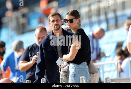 Stadt Bochum, Deutschland. 26. Sep, 2021. firo : 26.. September 2021, Fußball, 1. Bundesliga, Saison 2021/2022, VfL Bochum - VfB Stuttgart Simon ZOLLER, Bochum, verletzt mit Freundin Laura WONTORRA/dpa/Alamy Live News Stockfoto