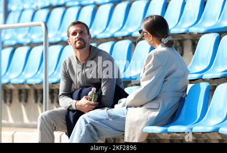 Stadt Bochum, Deutschland. 26. Sep, 2021. firo : 26.. September 2021, Fußball, 1. Bundesliga, Saison 2021/2022, VfL Bochum - VfB Stuttgart Simon ZOLLER, Bochum, verletzt mit Freundin Laura WONTORRA/dpa/Alamy Live News Stockfoto