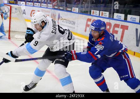 Sankt Petersburg, Russland. 15.. November 2022. SKA Hockey Club Spieler, Vasily Glotov (No.7) und Dinamo Hockey Club Spieler, Sergey Sapego (No.9) in Aktion gesehen während der Kontinental Hockey League, reguläre Saison KHL 2022 - 2023 zwischen SKA Sankt Petersburg und Dinamo Minsk im Ice Sports Palace.(Final Score; SKA Sankt Petersburg 7:2 Dinamo Minsk) Kredit: SOPA Images Limited/Alamy Live News Stockfoto