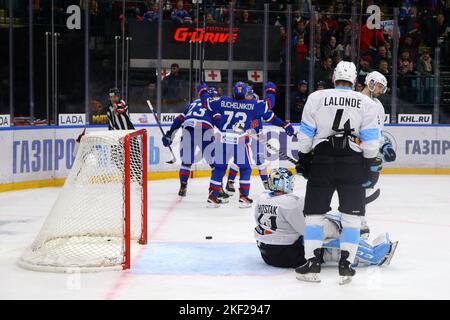 Sankt Petersburg, Russland. 15.. November 2022. Dinamo Hockey Club Spieler, Konstantin Schostak (No.41) und SKA Hockey Club Spieler, Dmitry Buchelnikov (No.73) in Aktion gesehen während der Kontinental Hockey League, reguläre Saison KHL 2022 - 2023 zwischen SKA Sankt Petersburg und Dinamo Minsk im Ice Sports Palace.(Final Score; SKA Sankt Petersburg 7:2 Dinamo Minsk) Kredit: SOPA Images Limited/Alamy Live News Stockfoto