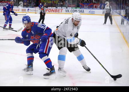 Sankt Petersburg, Russland. 15.. November 2022. SKA Hockey Club Spieler, Nikita Gusev, (No.97) und Dinamo Hockey Club Spieler, Shawn Lalonde (No.4) in Aktion gesehen während der Kontinental Hockey League, reguläre Saison KHL 2022 - 2023 zwischen SKA Sankt Petersburg und Dinamo Minsk im Ice Sports Palace. (Endstand; SKA Sankt Petersburg 7:2 Dinamo Minsk) Kredit: SOPA Images Limited/Alamy Live News Stockfoto