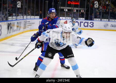Sankt Petersburg, Russland. 15.. November 2022. Dinamo Hockey Club Spieler, John Gilmour (No.3), SKA Hockey Club Spieler, Valentin Zykov (No.90) in Aktion gesehen während der Kontinental Hockey League, reguläre Saison KHL 2022 - 2023 zwischen SKA Sankt Petersburg und Dinamo Minsk im Ice Sports Palace.(Endstand; SKA Sankt Petersburg 7:2 Dinamo Minsk) Kredit: SOPA Images Limited/Alamy Live News Stockfoto