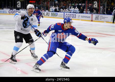 Sankt Petersburg, Russland. 15.. November 2022. SKA Hockey Club Spieler, Danila Moiseyev (No.93) und Dinamo Hockey Club Spieler, Ilya Shinkewitsch (No.8) in Aktion gesehen während der Kontinental Hockey League, reguläre Saison KHL 2022 - 2023 zwischen SKA Sankt Petersburg und Dinamo Minsk im Ice Sports Palace.(Endstand; SKA Sankt Petersburg 7:2 Dinamo Minsk) Kredit: SOPA Images Limited/Alamy Live News Stockfoto