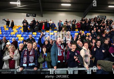 Weymouth-Fans nach dem letzten Pfiff im Emirates FA Cup im Cherry Red Records Stadium in London. Bilddatum: Dienstag, 15. November 2022. Stockfoto