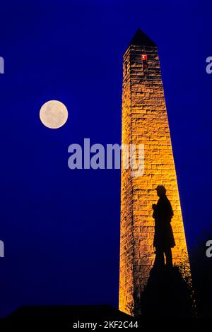 1980S BÜRGERKRIEGS-SOLDATENSTATUE UNTER VOLLMOND AUF REVOLUTIONÄREM KRIEGSSCHLACHTFELD FORT GRISWOLD PARK GROTON HEIGHTS CT USA - KH4877 URW001 HARS NORTH AMERICA FREEDOM NORTH AMERICAN SUCCESS WARS SIEG MUT FÜHRUNG NIEDERWINKEL STOLZ VON 1776 UNIFORMEN UNABHÄNGIGKEITSKRIEG KONZEPTUELL 1860S 1781 REVOLTE AMERIKANISCHER REVOLUTIONÄRER KRIEG 1770S KOLONIEN GROTON FÜHRTE AMERIKANISCHE BÜRGERKRIEGSSCHLACHTEN BÜRGERKRIEG KONFLIKTE CONNECTICUT MILIZ ALTMODISCH Stockfoto