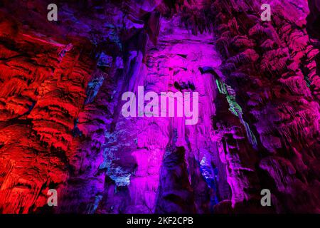 St. Michael's Cave mit bunten Lichtern. Natursteinformation. Gibraltar, Großbritannien. Hintergrund Der Natur Stockfoto