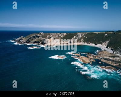 Luftaufnahme vom Meer von ​​the beeindruckende Felsen der Klippen in der Nähe des leuchtturms cabo de vidio, asturien, spanien Stockfoto