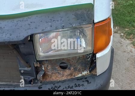 Ein weißes Auto ohne Stoßstange Nahaufnahme. Stockfoto