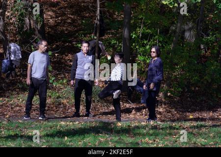 Eine Gruppe von Einwanderern spielt Jianzi, ein traditionelles chinesisches Spiel. In einem Park in Queens, New York. Stockfoto