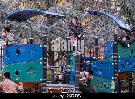 Eine Gruppe orthodoxer jüdischer Studenten spielt während der Pause ihrer Yeshiva auf dem Sobel-Spielplatz. In Brooklyn, New York Stockfoto