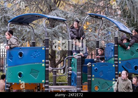 Während der Yeshiva-Pause spielt eine Gruppe orthodoxer jüdischer Studenten auf dem Sobel-Spielplatz. In Brooklyn, New York Stockfoto