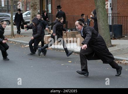 Orthodox-jüdische Yeshiva-Studenten spielen ein Tag-Spiel während der Pause. In Williamsburg, Brooklyn, New York Stockfoto