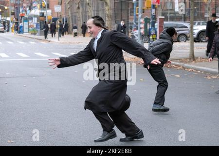 Orthodox-jüdische Yeshiva-Studenten spielen ein Tag-Spiel während der Pause. In Williamsburg, Brooklyn, New York Stockfoto