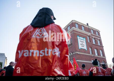 15. November 2022, Sachsen, Görlitz: Während des Warnstreiks von Alstom und Siemens-Mitarbeitern steht ein Mitarbeiter vor dem Siemens-Energiewerk. Foto: Paul Glaser/dpa Stockfoto