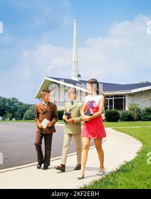 1970S TEENAGER-MÄDCHEN ZWEI JUNGEN BRÜDER UND SCHWESTER, DIE MIT BIBELN IN SONNTAGSKLEIDUNG VON DER KIRCHE WEGGEHEN - KR16100 HAR001 HARS STIL KOMMUNIKATION FAMILIEN FREUDE LIFESTYLE RELIGION ARCHITEKTUR FRAUEN SONNTAG BRÜDER KOPIEREN RAUM FREUNDSCHAFT GANZKÖRPERPERSONEN INSPIRATION WEG TEENAGER MÄDCHEN GEBÄUDE CHRISTIAN GESCHWISTER SPIRITUALITÄT SCHWESTERN ANZUG UND BINDEN BIBELN EIGENTUM RELIGIÖSEN UND CHRISTENTUM ZU GESCHWISTER IMMOBILIEN-VERBINDUNG KONZEPTIONELLE STRUKTUREN STILVOLLE TEENAGERGEBÄUDE TREU GLAUBEN JUGENDLICHE PRE-TEEN PRE-TEEN JUNGE GEISTIGE ZWEISAMKEIT GLAUBEN KAUKASISCHE ETHNIE HAR001 Stockfoto