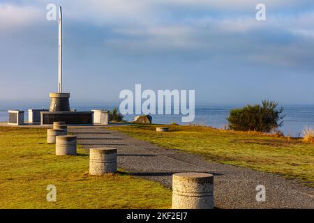 Die Annäherung an das Steveston Fishermens Memorial an einem nebligen Morgen in British Columbia, Kanada Stockfoto