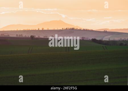 Sonnenuntergang oder Sonnenaufgang über sanften Hügeln und ländlicher Landschaft Landschaft Ackerland im Bezirk Hodonin Südmähren in der Tschechischen Republik. Stockfoto