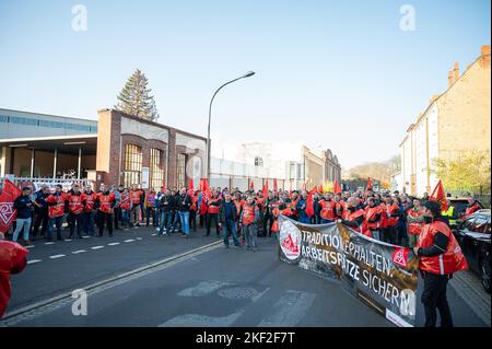 15. November 2022, Sachsen, Görlitz: Mitarbeiter der Alstrom- und Siemens-Werke stehen bei einem Warnstreik mit Fahnen und Transparenten auf der Straße vor dem Siemens-Energiewerk. Foto: Paul Glaser/dpa Stockfoto