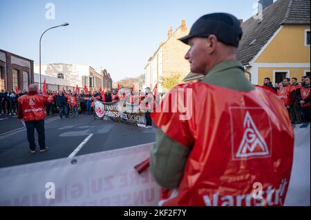 15. November 2022, Sachsen, Görlitz: Mitarbeiter der Alstrom- und Siemens-Werke stehen bei einem Warnstreik mit Fahnen und Transparenten auf der Straße vor dem Siemens-Energiewerk. Foto: Paul Glaser/dpa Stockfoto