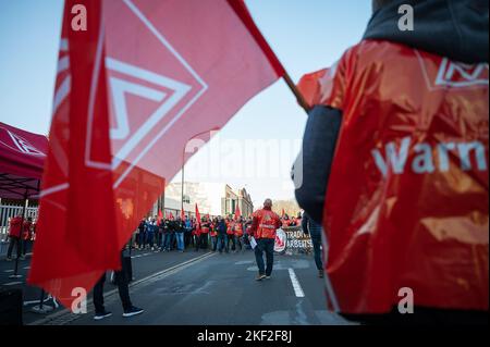 15. November 2022, Sachsen, Görlitz: Mitarbeiter der Alstrom- und Siemens-Werke stehen bei einem Warnstreik mit Fahnen und Transparenten auf der Straße vor dem Siemens-Energiewerk. Foto: Paul Glaser/dpa Stockfoto