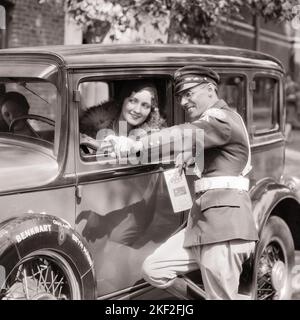 1920S 1930S LÄCHELNDE AUTOFAHRERIN, DIE VOM KEYSTONE AAA ASSISTANCE OFFICER EINE WEGBESCHREIBUNG MIT DEM GEDRUCKTEN FAHRPLAN ERHÄLT - M3757 HAR001 HARS POLIZIST KOMMUNIKATION DIENEN FAHRZEUG SICHERHEIT VERLOREN INFORMATIONEN LIFESTYLE FRAUEN LUXUS KOPIEREN RAUM FREUNDSCHAFT HALBE LÄNGE DAMEN PERSONEN AUTOMOBIL MÄNNER BESTELLEN OFFICER TRANSPORT B&W COP RICHTUNGEN SCHÜTZEN GLÜCK ABENTEUER KUNDENSERVICE UND AUTOS UNTERSTÜTZUNG FÜR AUTORITÄT KEYSTONE BERUFE UNIFORMEN VERBINDUNG AUTOS HILFREICHE STILVOLLE FAHRZEUGE OFFIZIERE POLIZISTEN ERHALTEN VEREIN ZUSAMMENARBEIT POLIZISTEN MITTLEREN ERWACHSENEN MITTLEREN ERWACHSENEN MANN Stockfoto