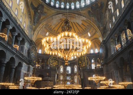 Istanbul, Türkei - 1 2022. Oktober: Innenraum der ikonischen Hagia Sophia, einst eine byzantinische Kirche, die von den Osmanen im Touristenmagd zu einer Moschee umgebaut wurde Stockfoto