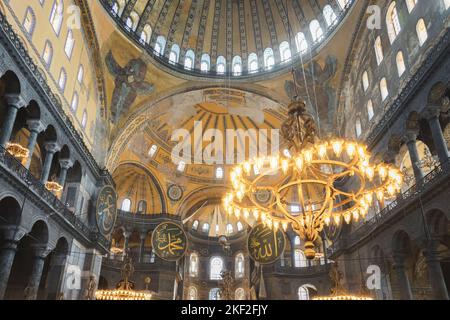 Istanbul, Türkei - 1 2022. Oktober: Innenraum der ikonischen Hagia Sophia, einst eine byzantinische Kirche, die von den Osmanen im Touristenmagd zu einer Moschee umgebaut wurde Stockfoto