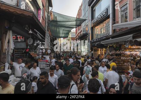 Istanbul, Türkei - 1 2022. Oktober: Überfüllte, belebte Straßen der Altstadt Istanbuls Einkaufsviertel in der Nähe des Großen Basars voller türkischer Einheimischer Stockfoto