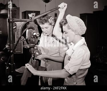 1940S ZWEI MÄDCHEN IN OVERALLS ARBEITEN UND KLEIDEN SICH HAARNETZ & SCHAL MIT EINER BOHRPRESSE UND ÖL KÖNNEN WEIBLICHE DEFENSIVE ARBEITER - Q43390 CPC001 HARS WW2 JOBS KOPIEREN RAUM FREUNDSCHAFT HALBLANGE DAMEN PERSONEN INSPIRATION OVERALLS B&W FREIHEIT GESCHICKLICHKEIT BERUF FÄHIGKEITEN BETRIEBS- UND WELTKRIEGE ARBEITERSTOLZ WELTKRIEG WELTKRIEG ZWEI WELTKRIEG II BESCHÄFTIGUNG BERUFE KONZEPTIONELLE DEFENSIVE UNTERSTÜTZUNG WELT WAR 2 MITARBEITER ZUSAMMENARBEIT MID-ADULT MID-ADULT FRAU LÖSUNGEN ZWEISAMKEIT & SCHWARZ-WEISS KAUKASISCHEN ETHNIE ARBEIT ALTMODISCHEN ARBEITSKLEIDUNG Stockfoto