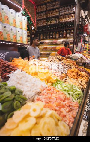 Istanbul, Türkei - 1 2022. Oktober: Shopper und Händler in einem bunten Geschäft mit Süßigkeiten, türkischem Genuss und Trockenfrüchten auf dem berühmten Markt Gr Stockfoto