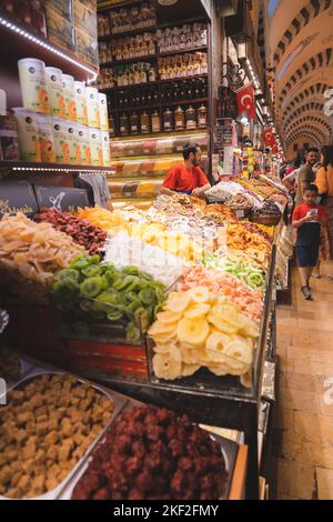 Istanbul, Türkei - 1 2022. Oktober: Shopper und Händler in einem bunten Geschäft mit Süßigkeiten, türkischem Genuss und Trockenfrüchten auf dem berühmten Markt Gr Stockfoto