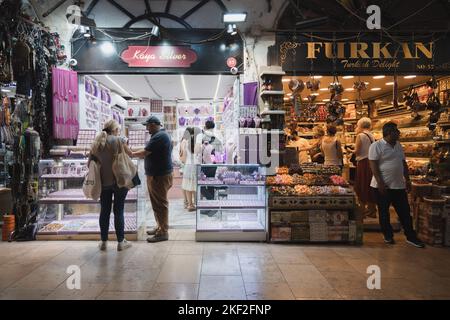 Istanbul, Türkei - 1 2022. Oktober: Einkäufer und Händler vor der Tür ein Süßwaren- und Juweliergeschäft auf dem berühmten Markt Grand Bazaar in Istanbul, T Stockfoto