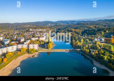 Mseno-Stausee in Jablonec nad Nisou. . Luftaufnahme von der Drohne. Stockfoto