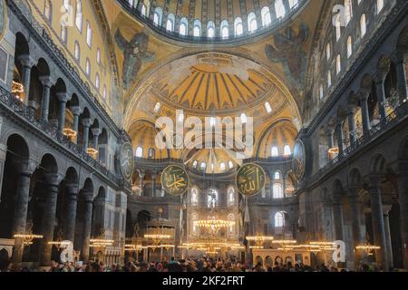 Istanbul, Türkei - 1 2022. Oktober: Innenraum der ikonischen Hagia Sophia, einst eine byzantinische Kirche, die von den Osmanen im Touristenmagd zu einer Moschee umgebaut wurde Stockfoto