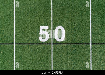 Luftbild eines typischen Grasfußballfeldes 50 Yard Line in weiß. Stockfoto