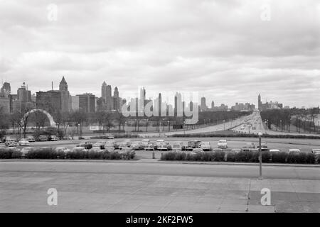 1950S GRANT PARK UND SEEUFER FAHREN PARALLEL ZUR SKYLINE DER MICHIGAN AVENUE VOM FIELD MUSEUM CHICAGO ILLINOIS USA - R1310 HAR001 HARS IL LAKE MICHIGAN MIDWEST MIDWESTERN OLD FASHIONED Stockfoto