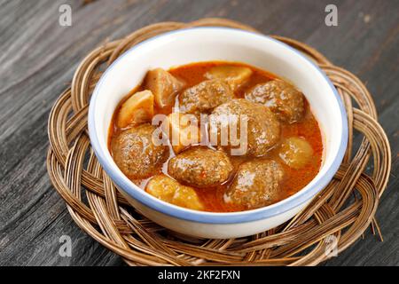 Semur Bola Daging, Fleischbällchen Süßer und herzhafter Eintopf mit Kartoffel. Täglich Indonesisches Traditionelles Essen Stockfoto