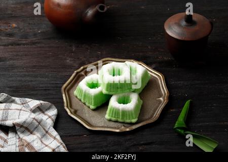 Traditionelle indonesische Dampfkuchen Kue Putu Ayu, hergestellt aus Reismehl, geriebenen Kokosnuss-, Pandanus- und Suji-Blättern Stockfoto