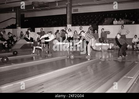 1950S 1960S MEHRERE TEENAGER JUNGEN UND MÄDCHEN BOWLING LONG ISLAND NEW YORK USA - S10459 HAR001 HARS 1 FITNESS JUGENDLICH GESUNDES GLEICHGEWICHT SICHERHEIT TEAMWORK WETTBEWERB ATHLET FREUDE LIFESTYLE ZUFRIEDENHEIT FRAUEN GESUNDHEIT HEIM LEBEN KOPIEREN RAUM FREUNDSCHAFT GANZKÖRPERPERSONEN INSPIRATION MÄNNER TEENAGER MÄDCHEN TEENAGER JUNGE SPORTLICHE UNTERHALTUNG VERTRAUEN S/W ZIELE ERFOLG WEITWINKEL AKTIVITÄT GLÜCK KÖRPERLICHE WELLNESS FREIZEIT KRAFT WAHL AUFREGUNG WISSEN ERHOLUNG STOLZ GELEGENHEIT KONZEPTIONELLE FLEXIBILITÄT MUSKELN STILVOLLE TEENAGERWACHSEN IDEEN JUGENDLICHE PRÄZISION ENTSPANNUNG ZWEISAMKEIT Stockfoto