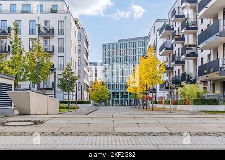 Berlin, Deutschland - 9. Oktober 2022: Wohnhäuser des neuen Quartiers 'No. 1 Charlottenburg' in exquisiter Lage direkt am Ufer des riv Stockfoto