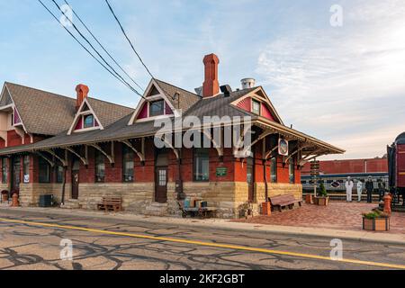 Dennison, Ohio, USA - 24. Oktober 2022: Historisches Dennison Railroad Depot Museum. Das Dorf von Dennison baute sich um diesen Eisenhof auf, der als gebaut wurde Stockfoto