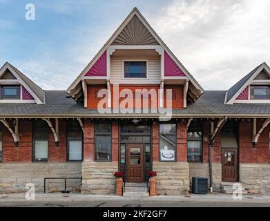 Dennison, Ohio, USA - 24. Oktober 2022: Historisches Pennsylvania Railroad Depot und Gepäckraum in Dennison. Der Eisenbahnhof wurde als Zwischenstopp errichtet Stockfoto