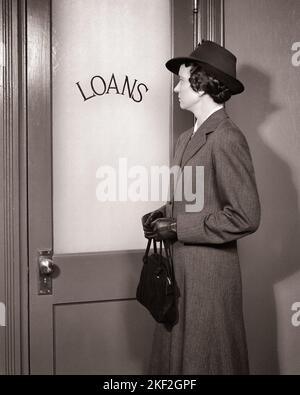 1930S FRAU, DIE VOR DER TÜR STEHT, UM EIN LEIHBÜRO AUSZULEIHEN, TRÄGT HUTMANTEL-HANDSCHUHE UND HÄLT IHRE HANDTASCHE FEST - S4410 HAR001 HARS ANGER FEAR DEBT WORRY LIFESTYLE FRAUEN PROUD STUDIO SHOT MOODY FINANCES COPY SPACE HALF-LENGTH LADIES PERSONS BANKING BANKER BEUNRUHIGT B&W BESORGT FINANZIELLE TRAURIGKEIT KREDITSTILE UND STOLZ HÄRTE STIMMUNG KONZEPTIONELLE BELÄSTIGUNG VERLEGENHEIT STILVOLLE UNTERSTÜTZUNG VOR MODEN IDEEN MID-ADULT MID-ADULT FRAU MISERABLE BRAUCHEN LÖSUNGEN SCHWARZ UND WEISS KAUKASISCHEN ETHNIZITÄT FÄNGEN HAR001 DARLEHEN ALTMODISCH Stockfoto